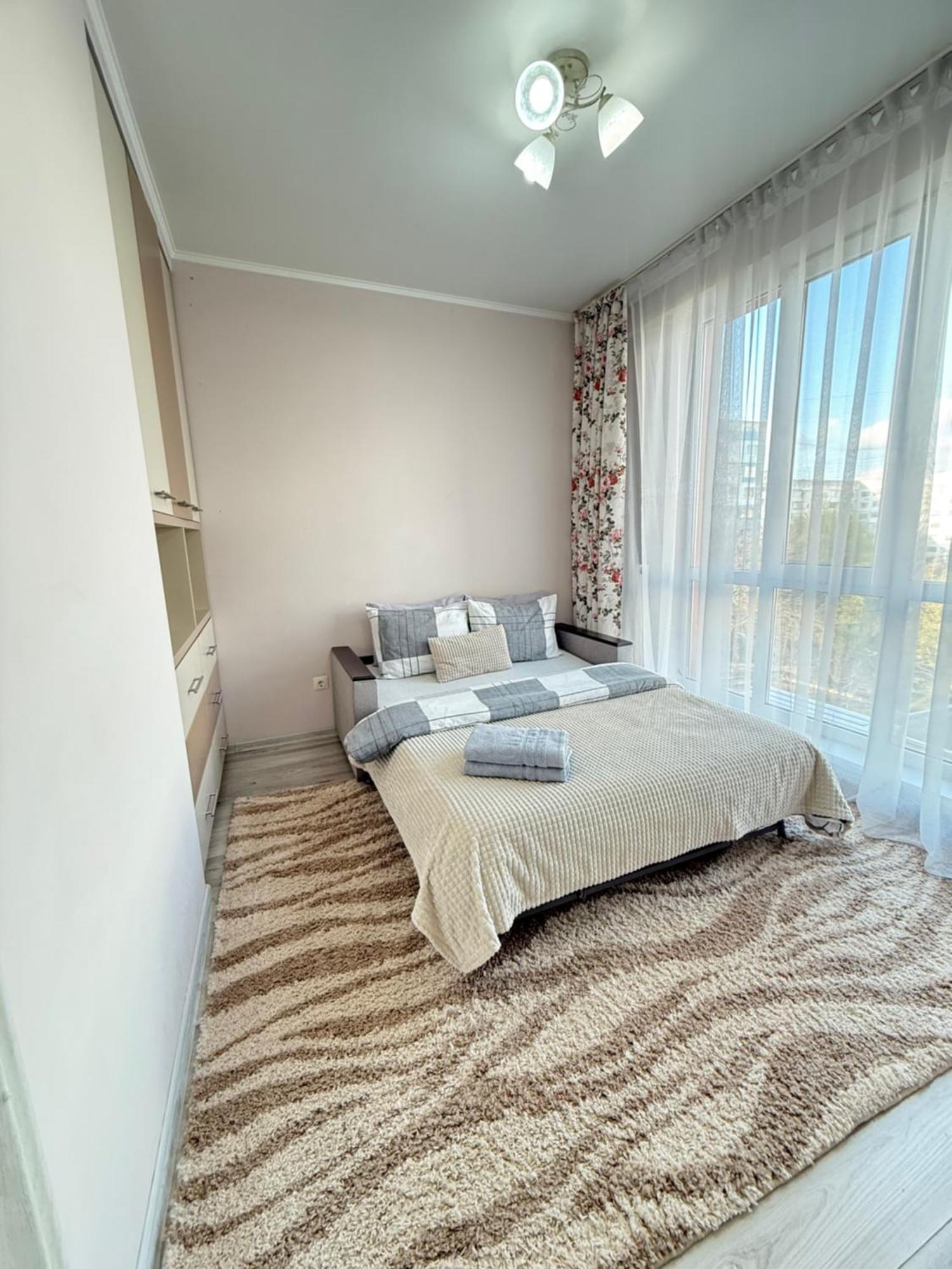 Cozy Two Bedroom Large Apartment Chisinau Luaran gambar